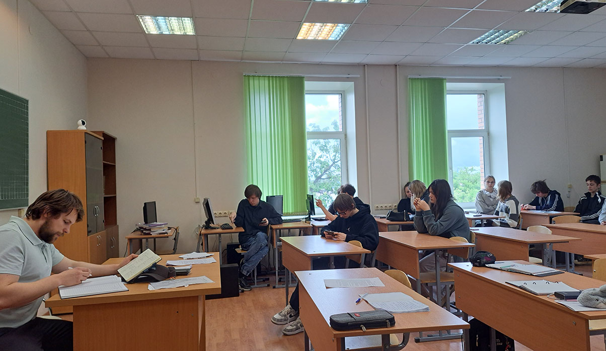 Студенты первого курса обсудили идеологическое многообразие  и поспорили о школьной форме